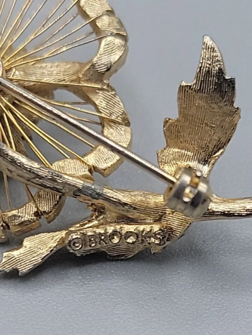 Brooks Flower Brooch Pin Gold Faux Pearl Wire Detail Prong Set Gold Tone Vintage